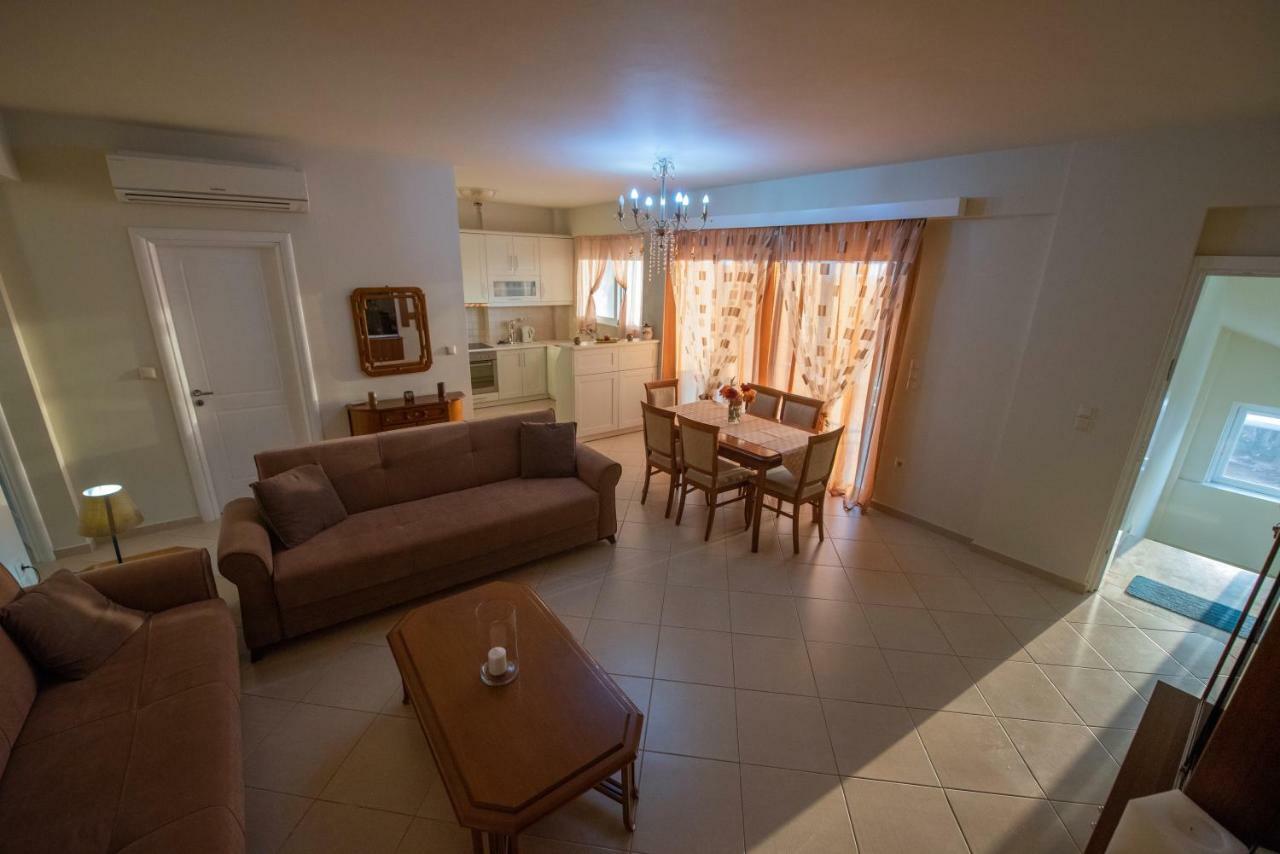 Grand Suites With Private Pools Kalamáta Buitenkant foto